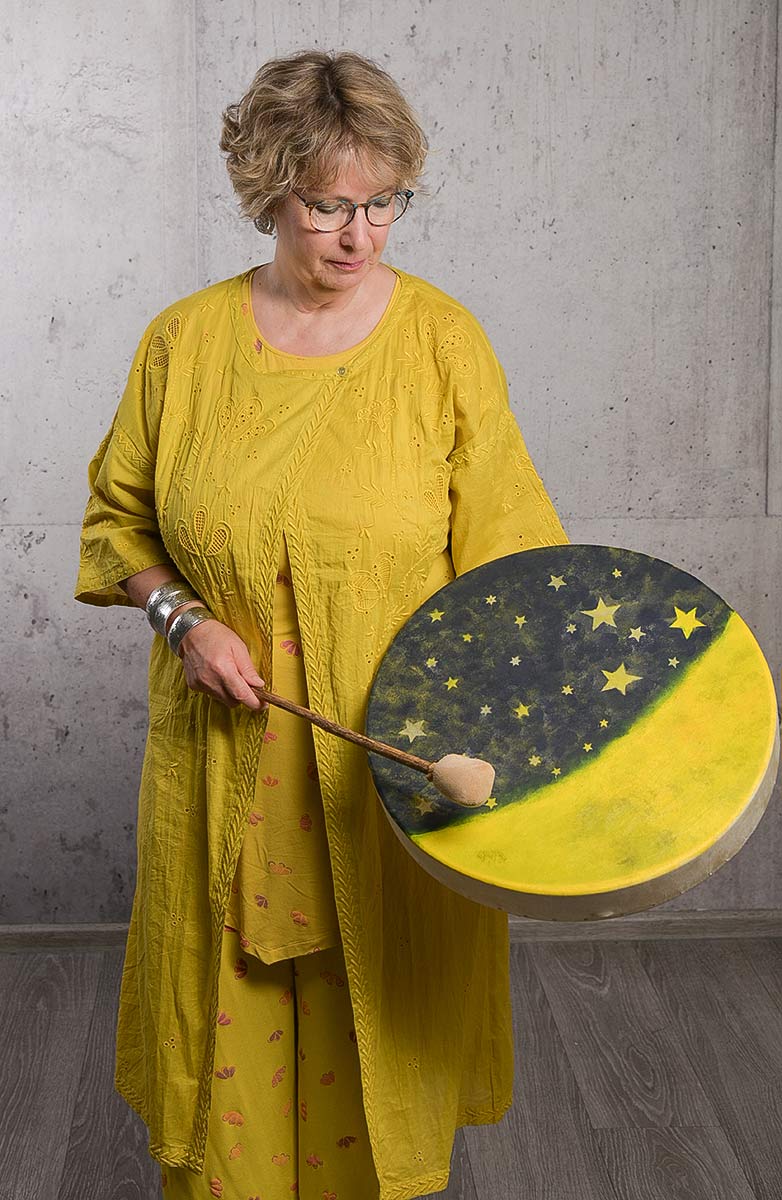 Porträt von Corinna Kulartz mit einer Trommel mit Trommelstab