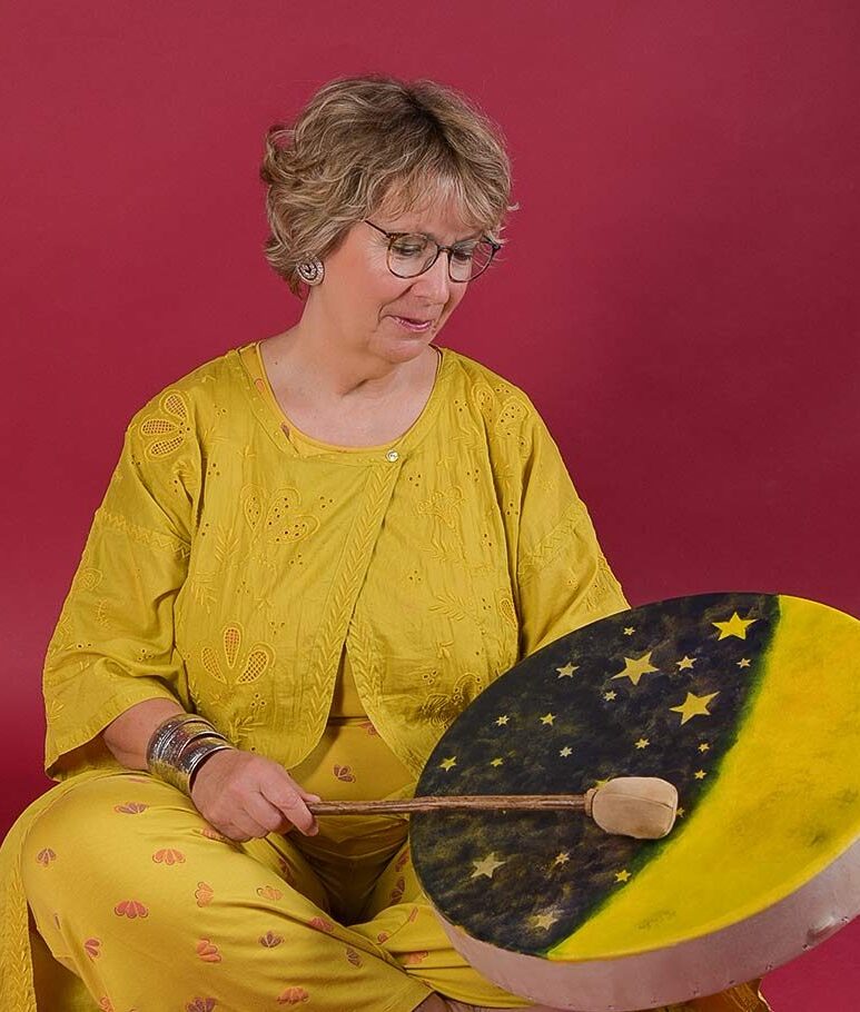 Porträt von Corinna Kulartz mit einer Trommel mit Trommelstab