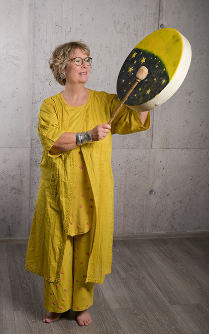 Porträt von Corinna Kulartz mit einer Trommel mit Trommelstab