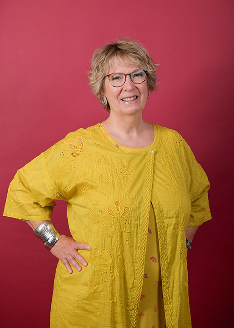 Porträt von Corinna Kulartz vor einem roten Hintergrund