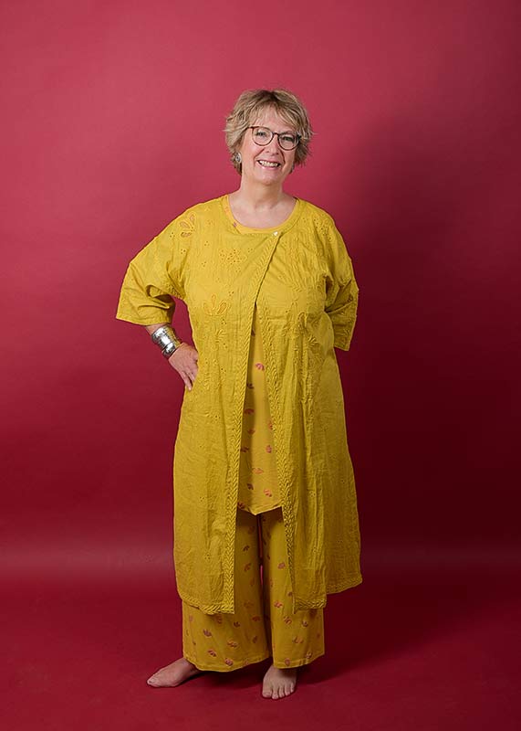 Porträt von Corinna Kulartz, vor einer roten Wand